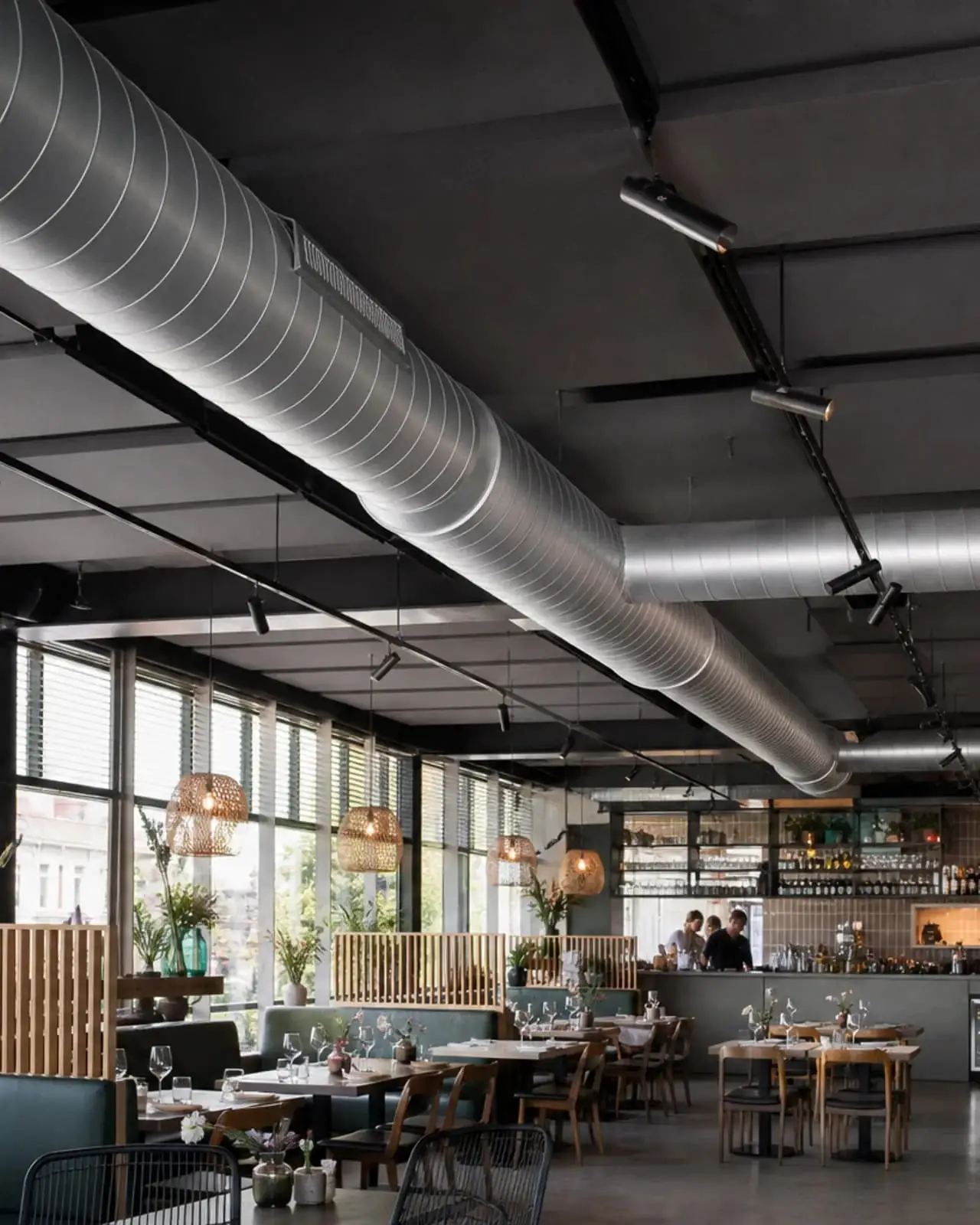 Ventilatiekanalen aan het plafond van een restaurant